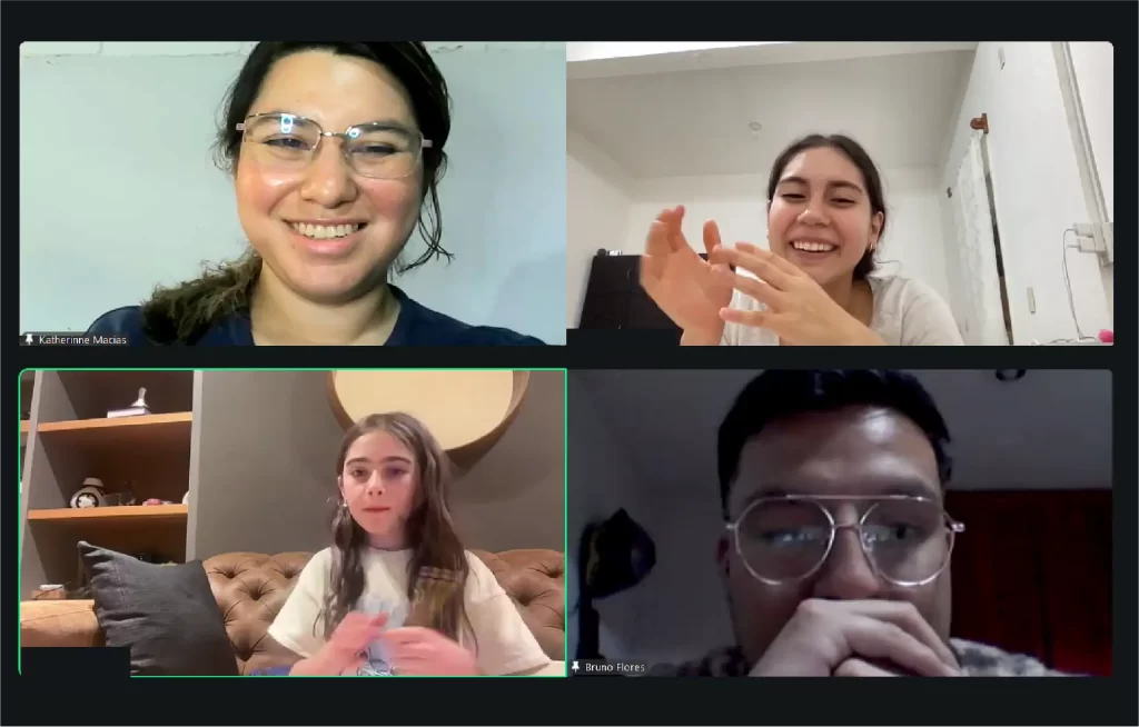 Videollamada educativa con cuatro personas en una interfaz de reunión virtual
