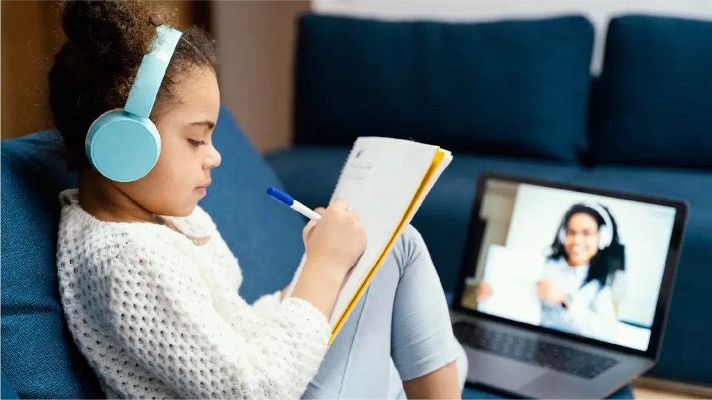 Estudiante joven realizando anotaciones durante una sesión de aprendizaje remoto desde casa